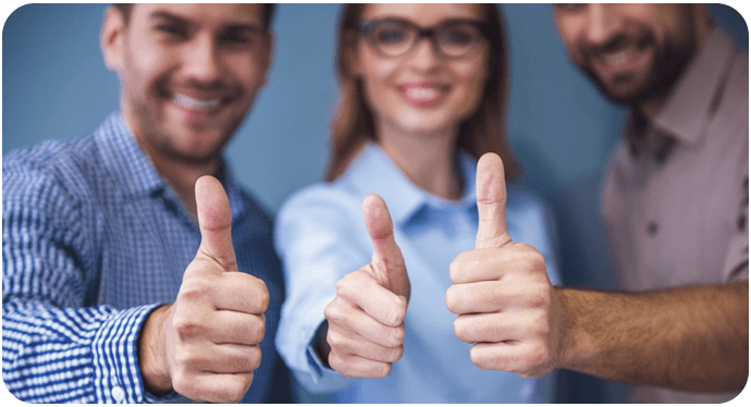 3 ludzi z kciukami polecającymi firmę